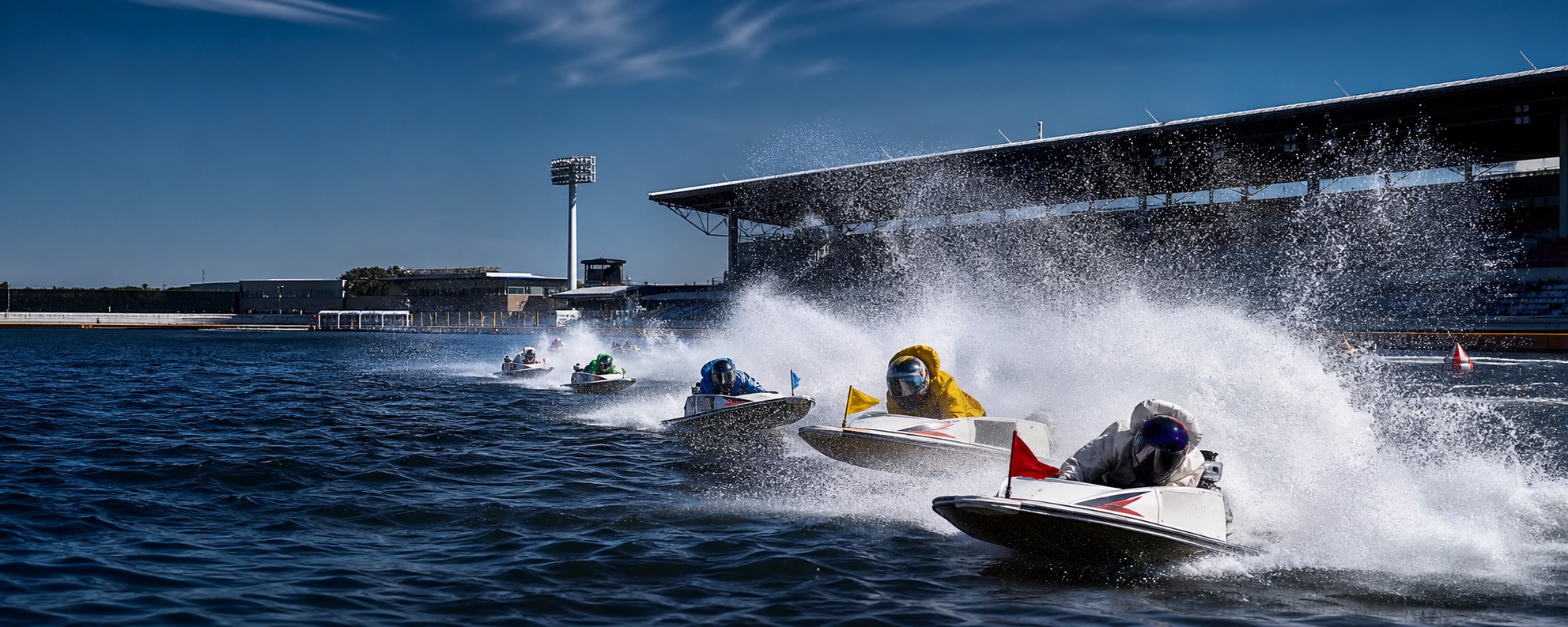 水しぶきを上げて疾走するボートレーサー